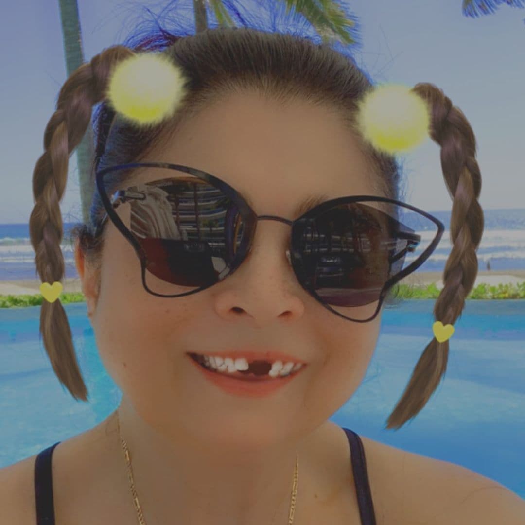 A principios de enero, la actriz cambió radicalmente su imagen, apareciendo con el cabello recogido en dos trenzas y chimuela, simulando ser una niña pequeña.