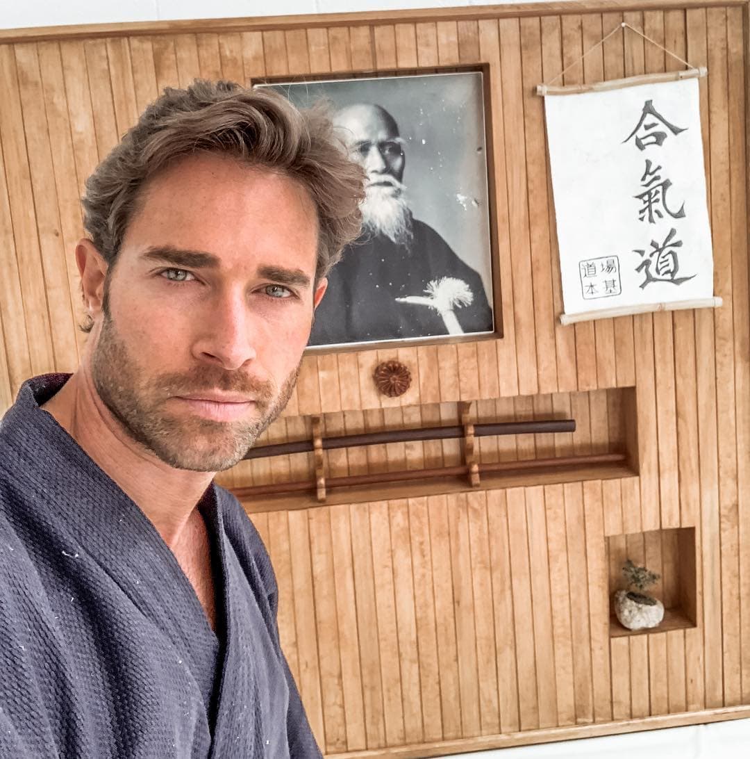 Arturo Pérez-Reverte ofrece una visión contemporánea del mundo de la delincuencia internacional, que rompe totalmente con los perfiles y estructuras tradicionales de estos temas.