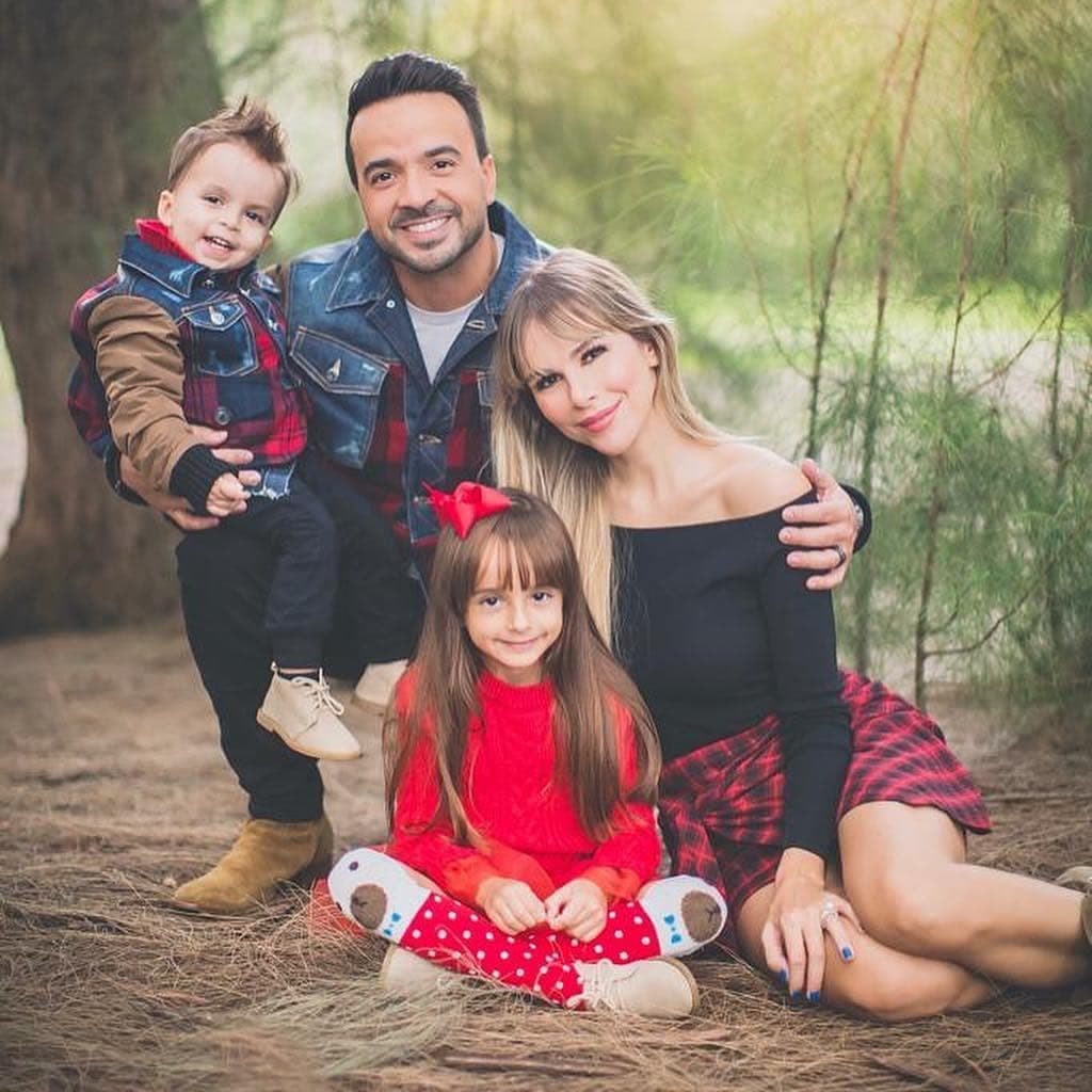 Luis Fonsi, en compañía de su familia con sus mejores deseos.