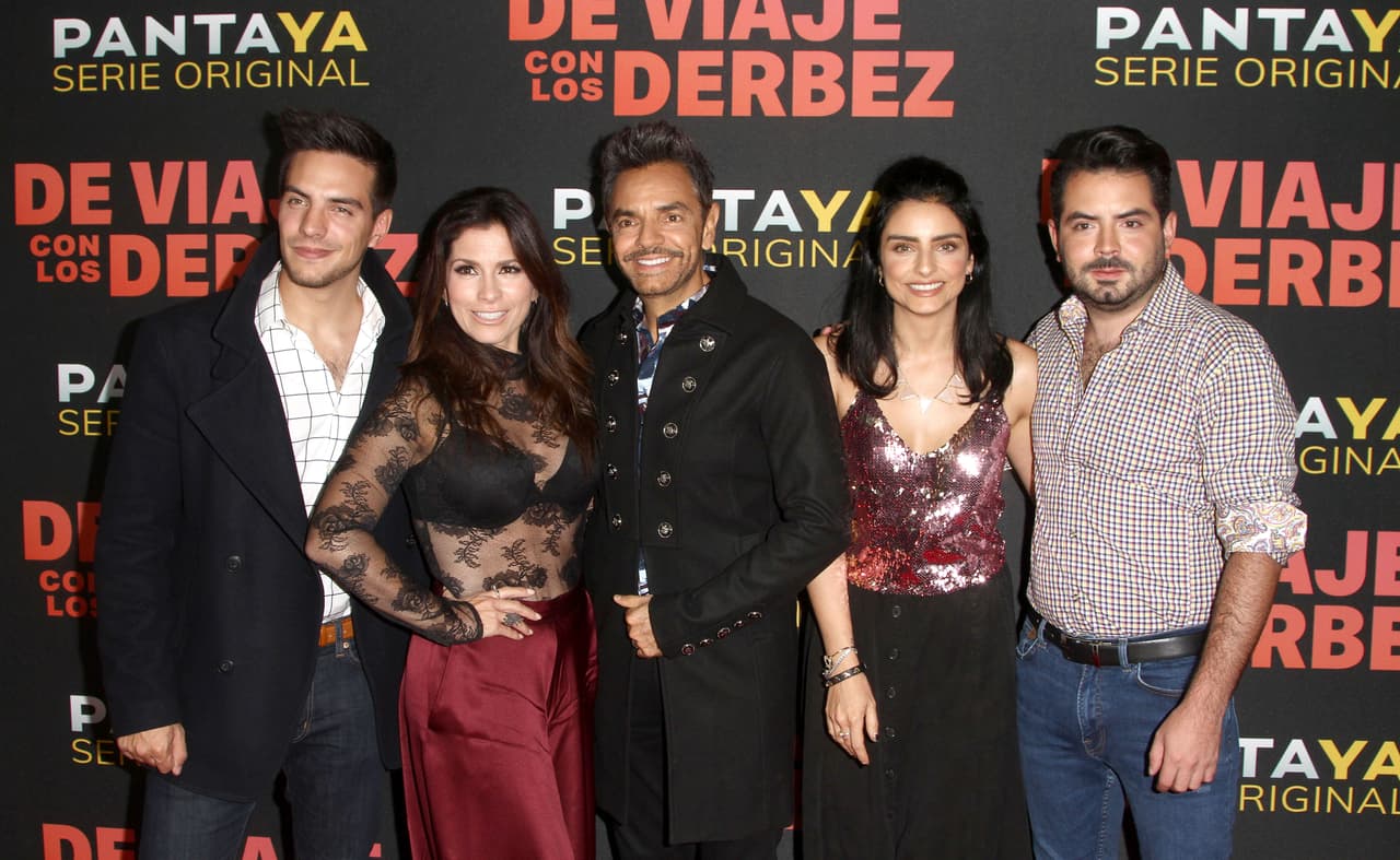 Aislinn Derbez y sus hermanos desatan polémica por foto en la que aparecen semidesnudos