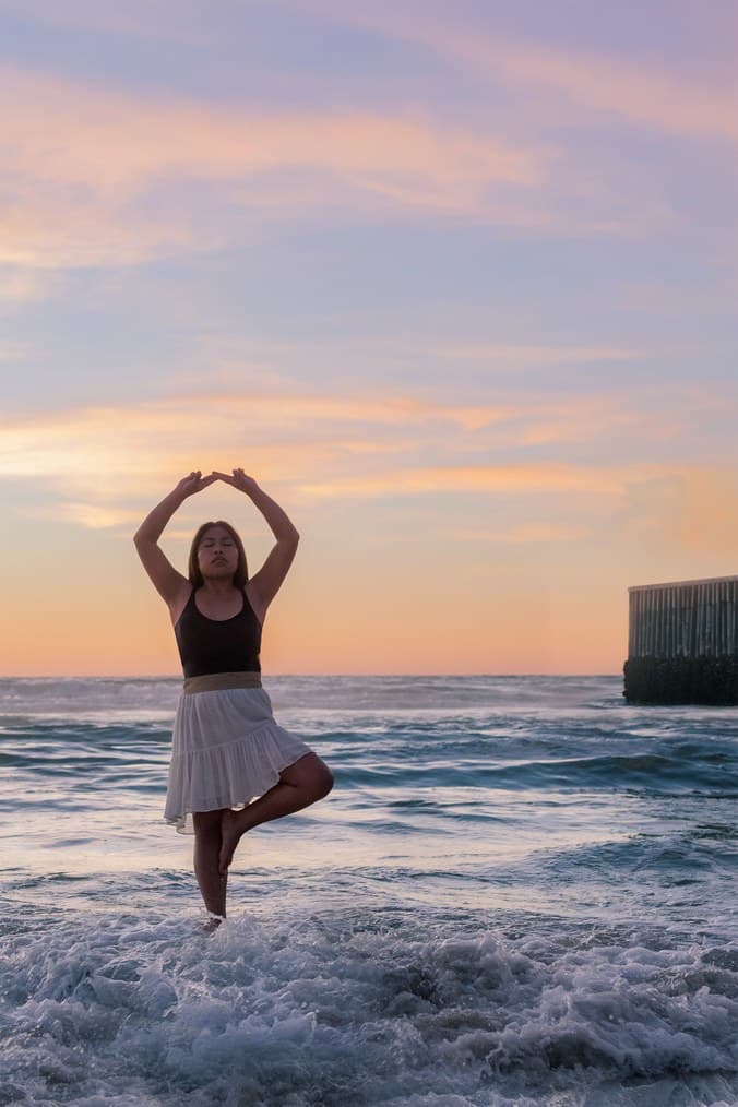 Sesión de fotos de Yalitza Aparicio en el muro que divide a México y Estados Unidos.