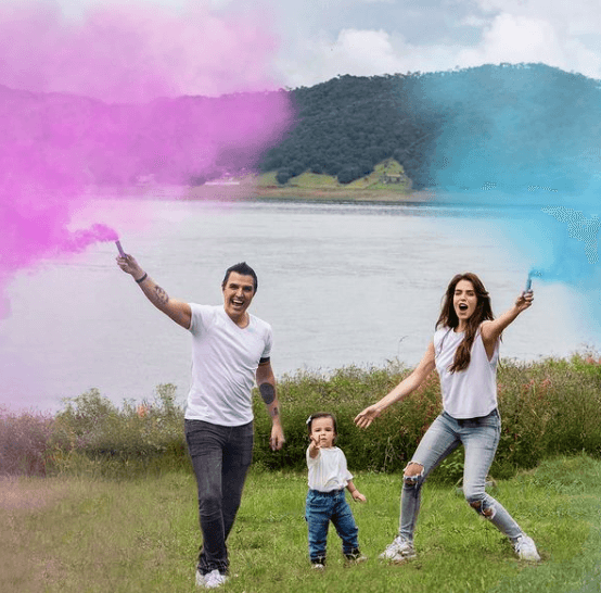 Fue a través de una serie de imágenes que Álvarez dio a conocer que próximamente recibirá a un niño y una niña, quienes se unirán a Kira, su primogénita, y quien nació en diciembre de 2020.