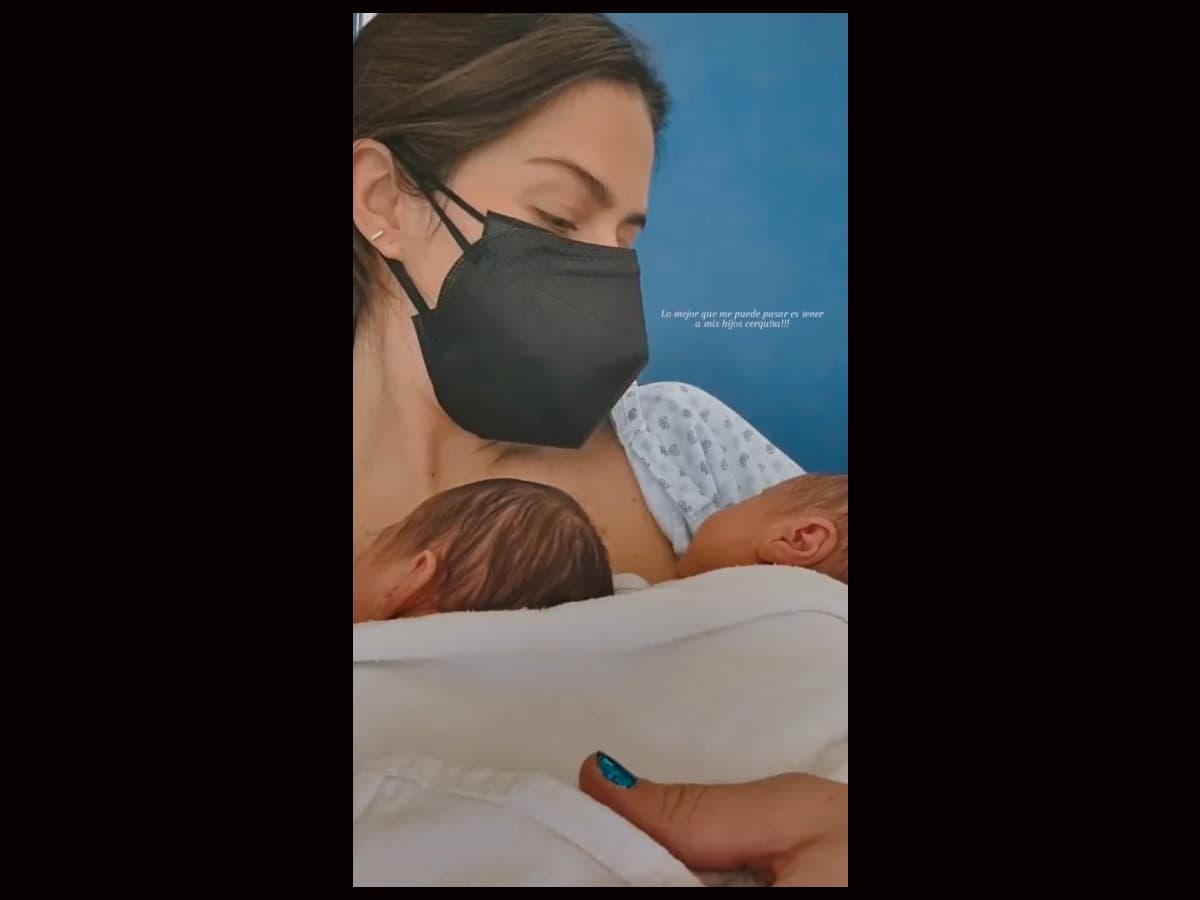 Claudia Álvarez apareció con Clío y Billy en brazos.