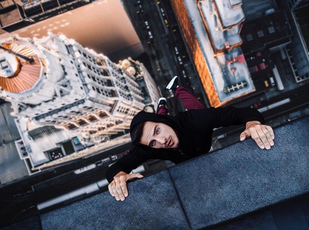 Vadhir Derbez publica foto posando desde lo alto de un edificio y preocupa a fans
