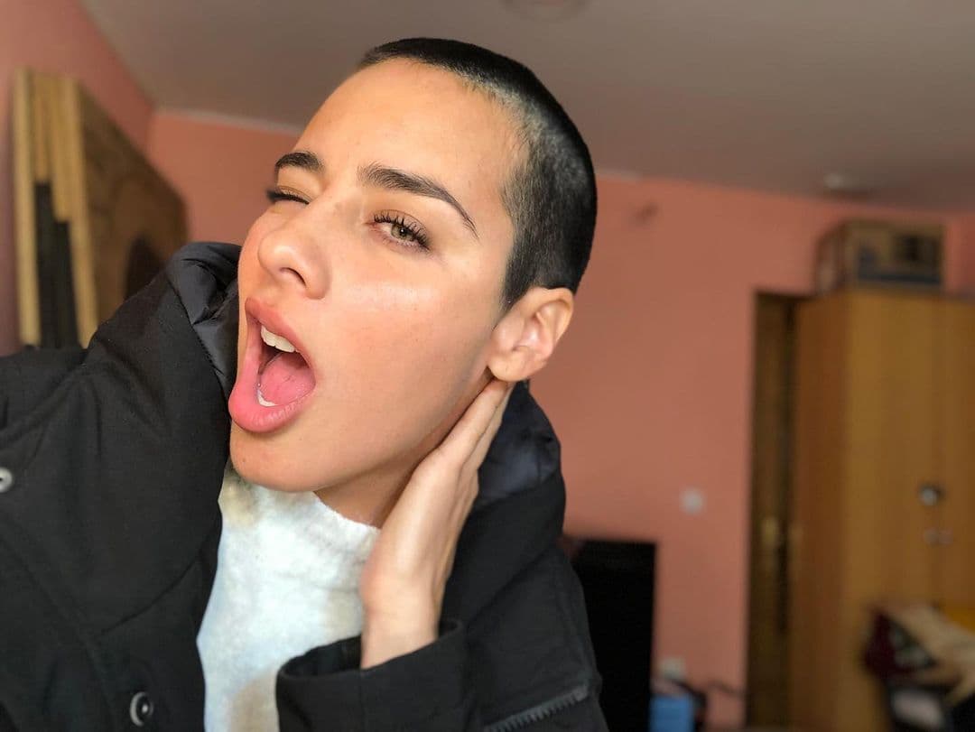 Ese usuario de Instagram fue callado por seguidoras de Esmeralda, quienes la defendían y destacaban la belleza natural de la actriz, sin embargo, el chico volvió a dejar un mensaje incómodo: "No tengo dudas, nadie dice lo contrario,
<b>antes era un 10 y ahora es un 8.50</b>, sigue en el top".
<br>
<br>Fue en este momento que Pimentel alzó la voz en contra de esta persona: "
<b>¡Nadie pidió tu calificación!</b> Ay, 'hombres', será que algún día entenderán".