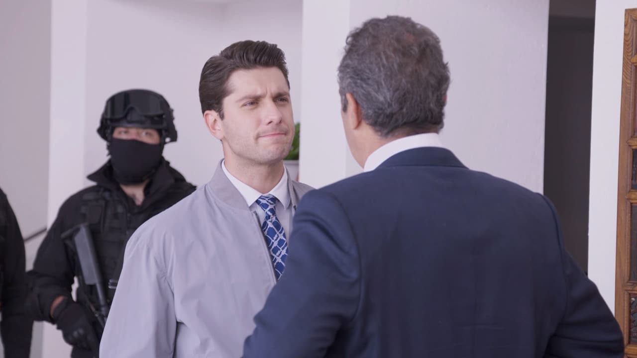 Pero 'Omar' lo encara y le deja ver que la policía ya sabe de los negocios ilícitos que tiene.