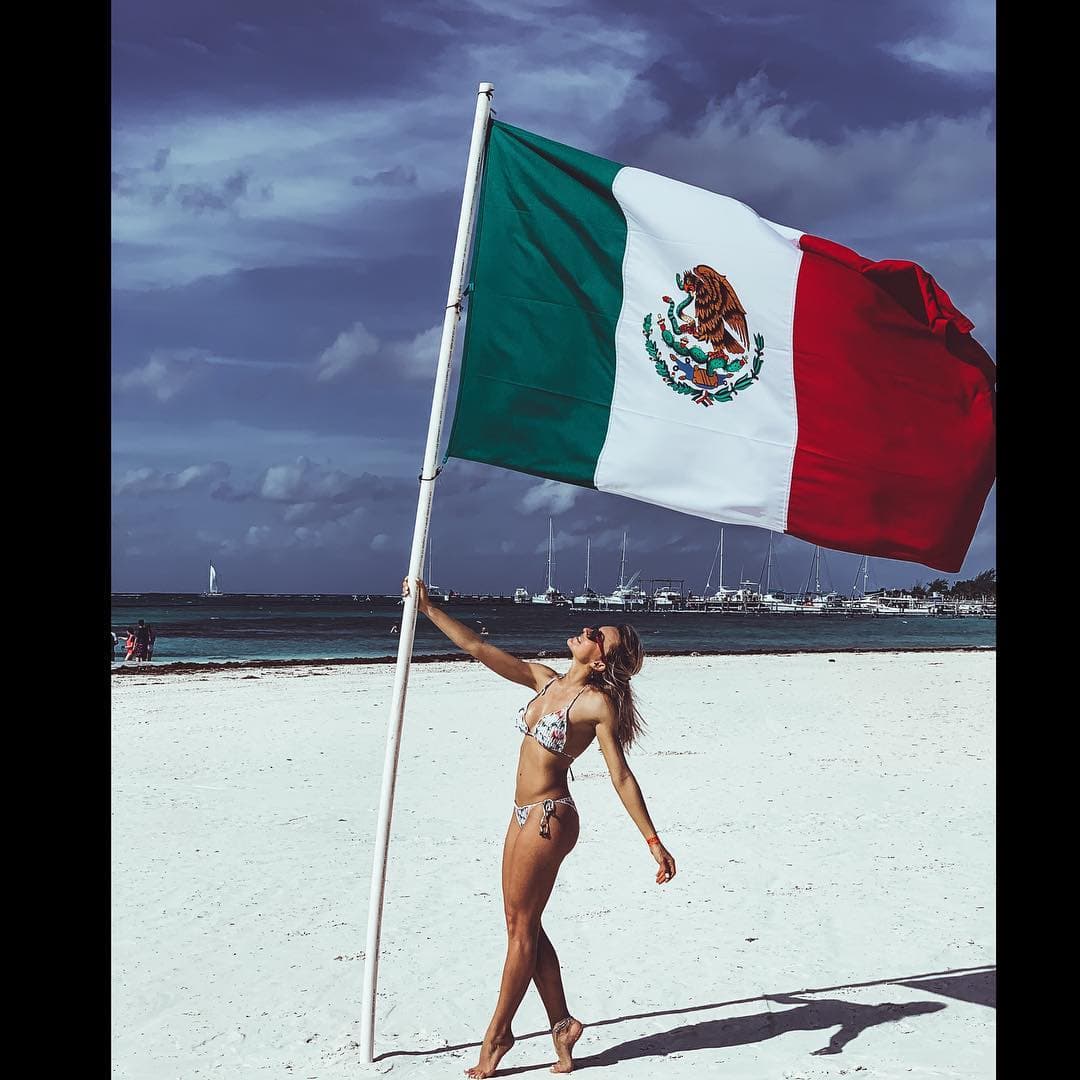 Angelique es una mujer agradecida. La actriz publicó una foto junto a la bandera mexicana, en la que agradeció todas las oportunidades y experiencias que ha tenido en México.