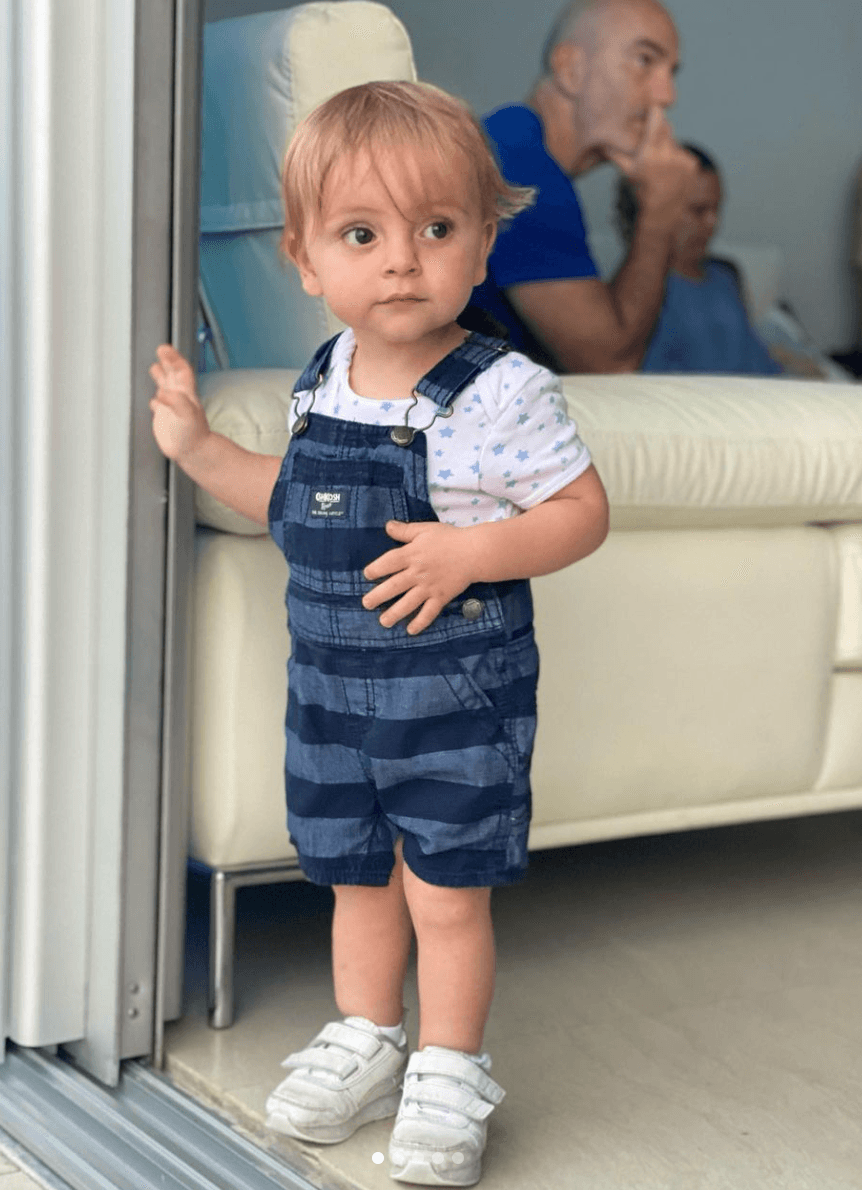 “¡¡¡¡Es que me trae loca loca loca este güerejo!!!! Ya 1 año 2 meses... Wow con lo que falta. No te pierdas el video en el que se esconde, es que muero de amor”, precisó.