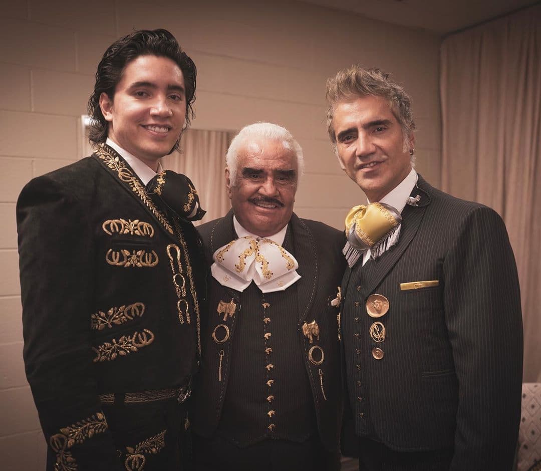 Vicente Fernández es uno de los mejores cantantes de México, su hijo Alejandro Fernández siguió sus pasos en la música vernácula y ahora su nieto Alex Fernández busca ser igual de exitosos que ellos.