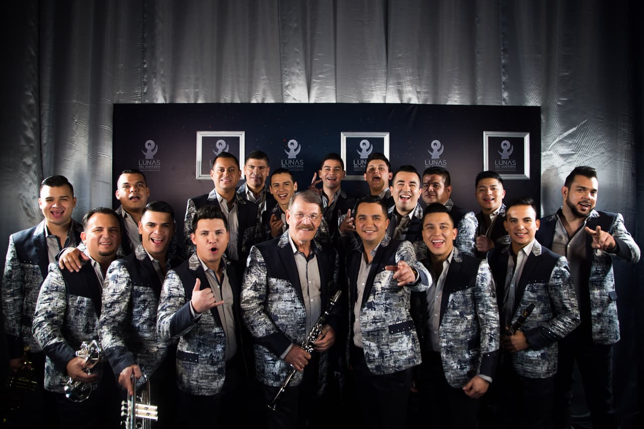 La Arrolladora Banda El Limón de René Camacho subió los ánimos.