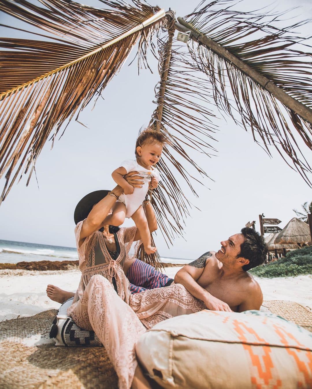 Pero tras lucir su abdomen plano, la primogénita de Eugenio Derbez compartió tiernas imágenes junto a su familia mientras disfrutaban del mar en la Riviera Maya.