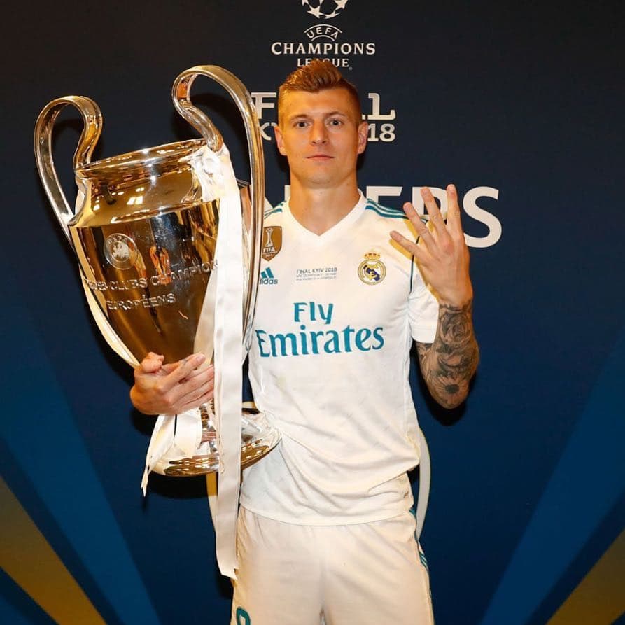 Toni Kroos es un futbolista alemán y juega como centrocampista en el Real Madrid.