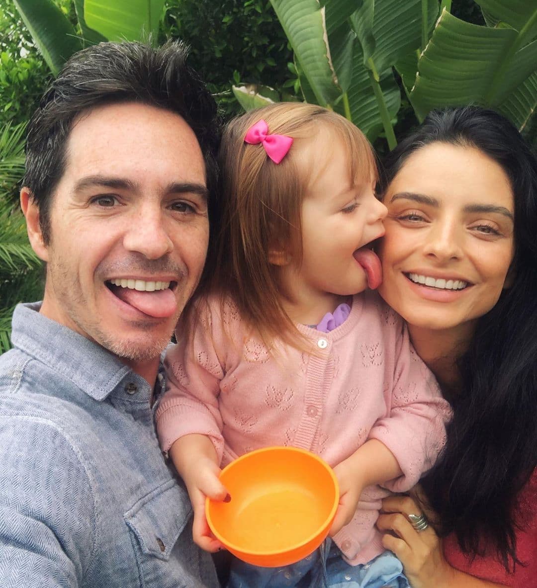 Aunque están juntos, Mauricio Ochmann también le envió un mensaje a Aislinn Derbez por el Día de las Madres. “Festejando a mamá @aislinnderbez con mucho amor y mucho cariño. Kai es muy afortunada de tenerte como mama”, escribió junto a una fotografía en la que aparece los dos junto a Kailani.