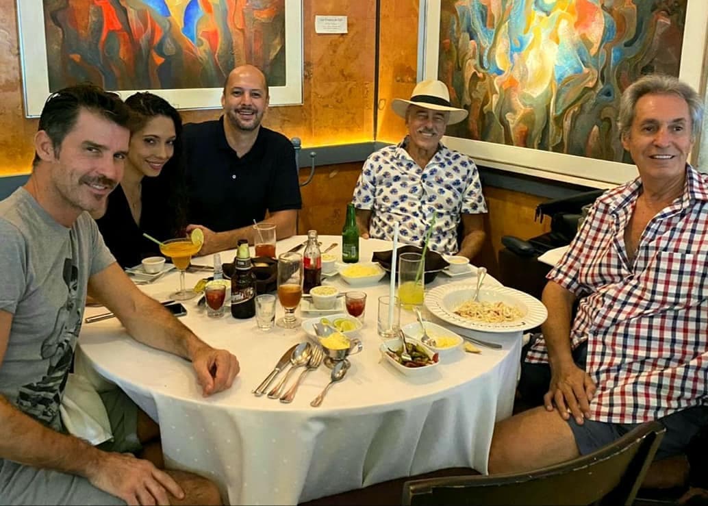 Desestimó una vez más los rumores de abandono por parte de sus hijos, quienes, explicó lo visitan con regularidad, en el caso de Leonardo, miestras que Andrés, dijo, vive en Miami.