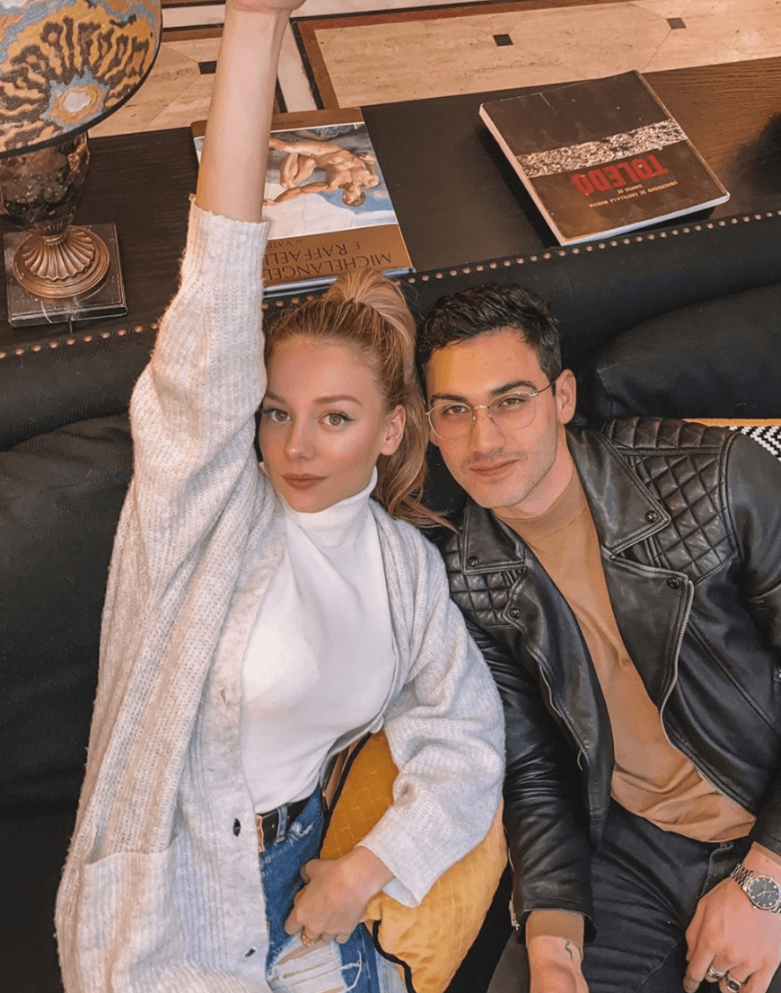 Alejandro Speitzer le dice 'te echo de menos' a Ester Expósito y ella le responde