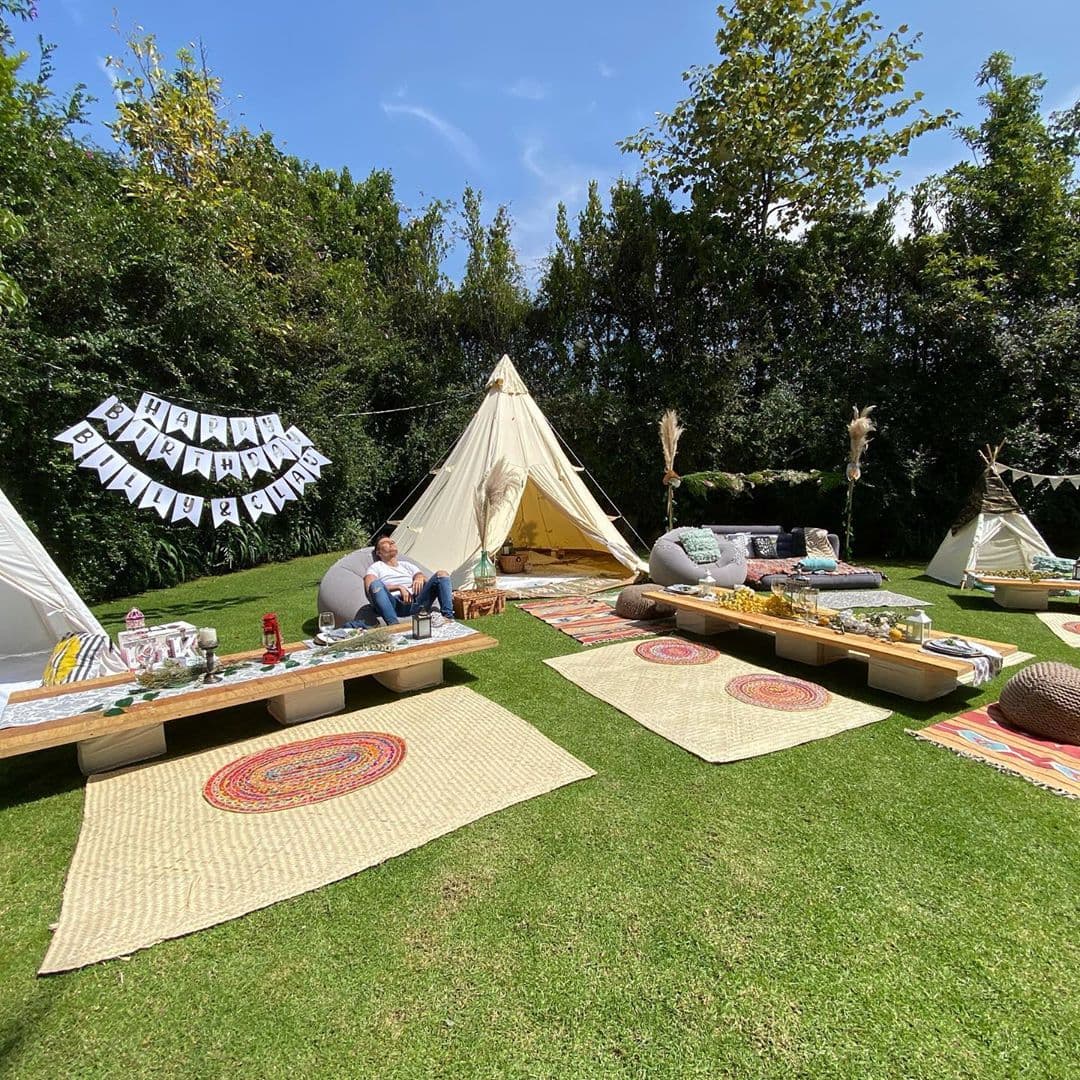 Claudia Álvarez mostró que en el jardín de su hogar montaron una especie de picnic con una serie de casas de campaña, mesas de dulces, decoraciones con luces y una especia de fogata.