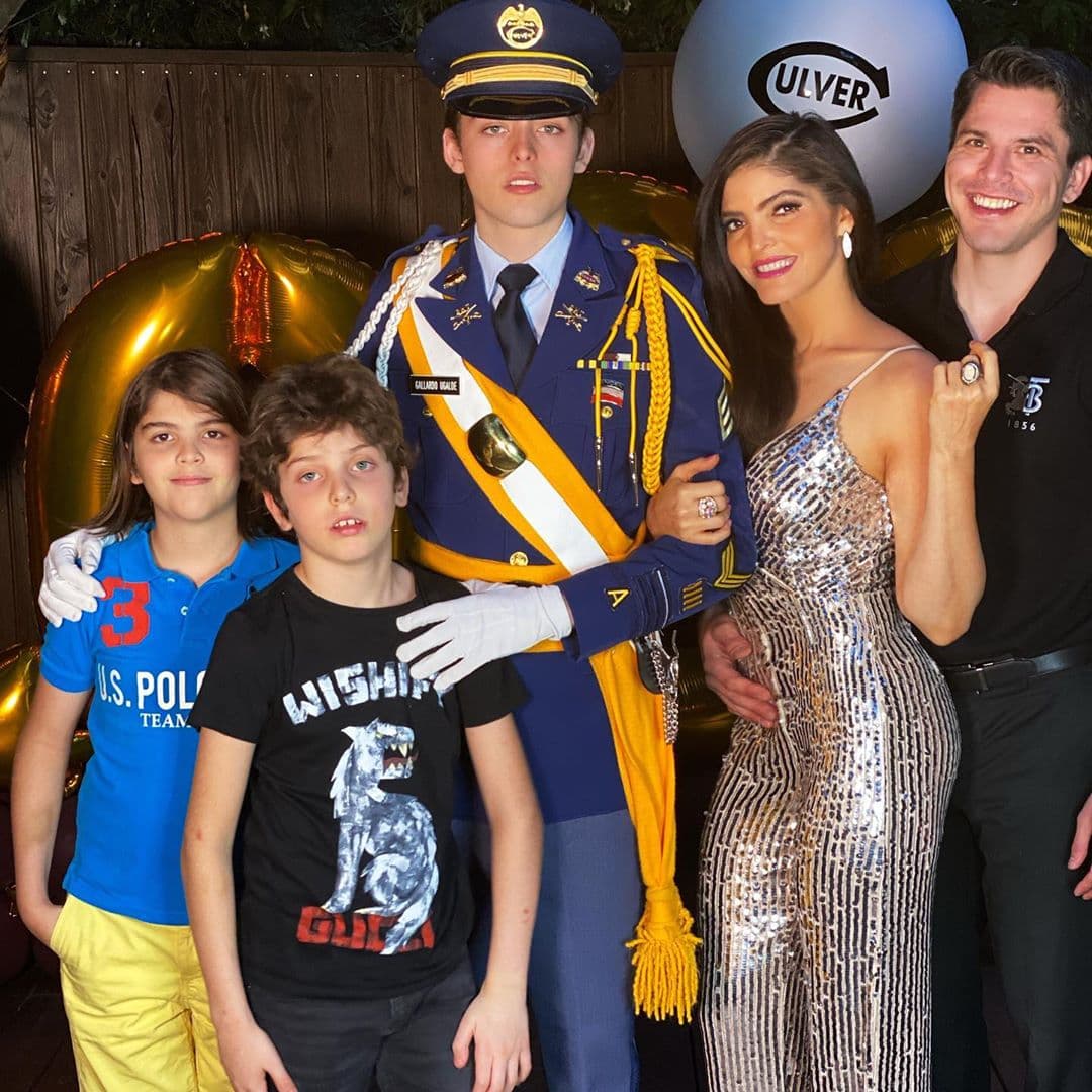 En redes sociales también ha destacado el gran cariño que sus hijos sienten por su novio, quien se ha convertido en un gran apoyo y una figura paterna para Emiliano, Jerónimo y José María, quienes viven con la cantante.