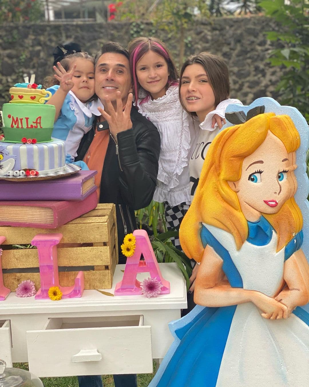 Tanto la modelo como Sergio Mayer mostraron que las tías de Mila, Antonia y Victoria, también acudieron a la fiesta de su sobrina, a quien desde recién nacida le profesan un profundo amor.