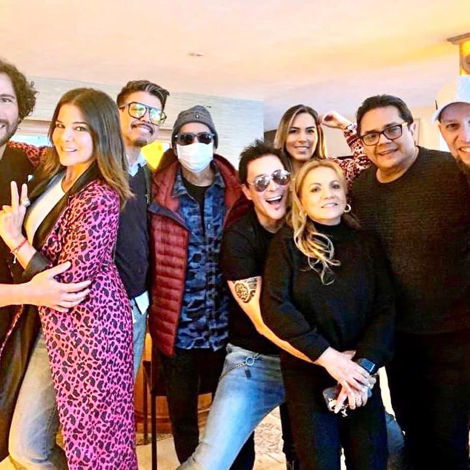 Fue tan grande la emoción de Memo del Bosque de poder compartir con sus amigos esos momentos tan especiales, que hasta se tomó el tiempo de posar con cada uno de ellos.