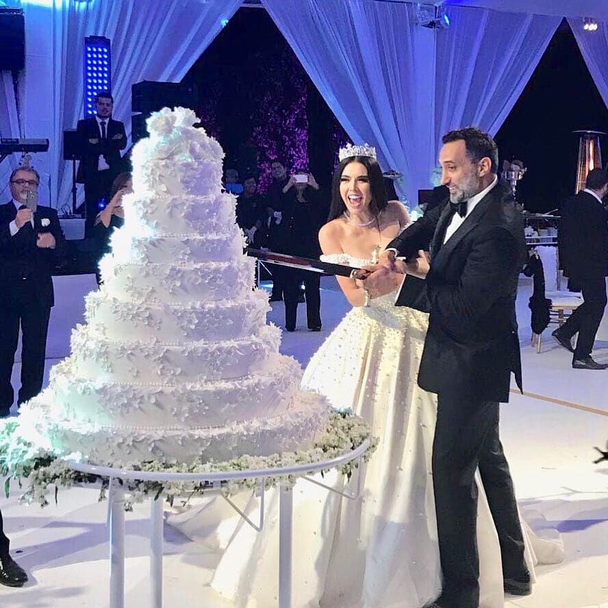La actriz lució tres vestidos durante la boda, uno de la diseñadora Rosita Hurtado, otro de Roberto Cavalli y uno más de Alejandro Fajardo.