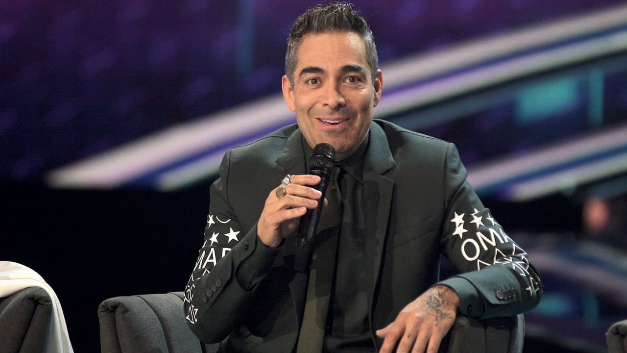 Omar Chaparro impacta al reaparecer en silla de ruedas; revela fuerte motivo por el que estuvo hospitalizado