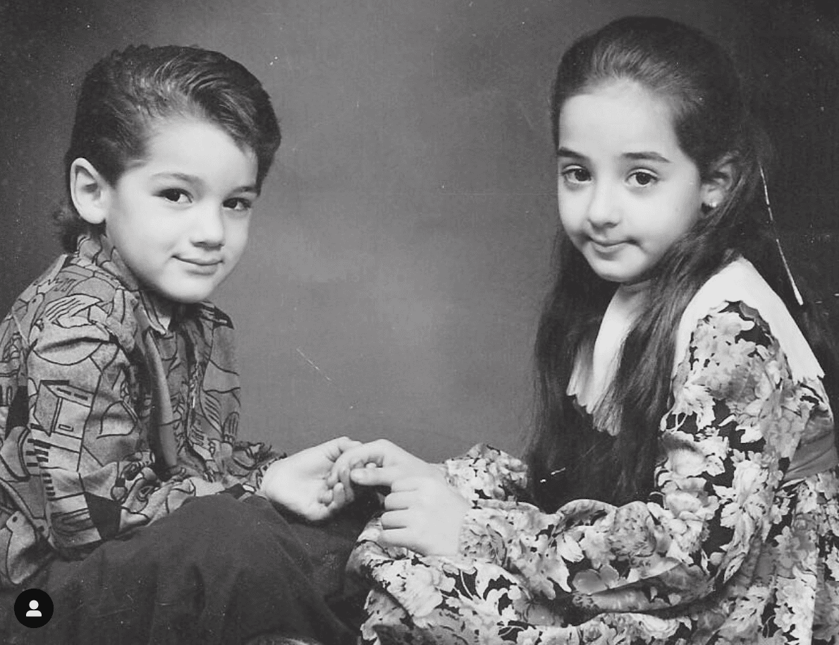 “Felicidades hermanita. Te quiero mucho, mucho, mucho. Daría lo que fuera por celebrar juntos en familia como el año pasado. Te extraño mucho. Disfruta tus regalos”, anotó en la publicación en blanco y negro.