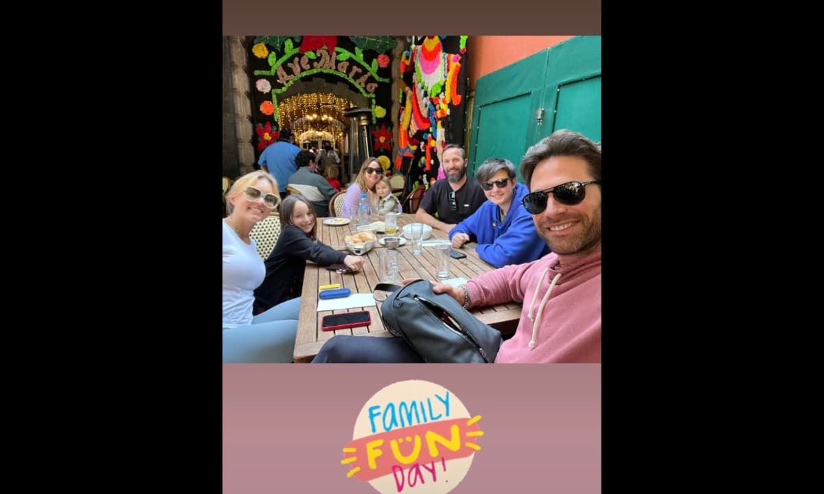 La pareja y el adolescente estuvieron acompañados por un grupo de amigos