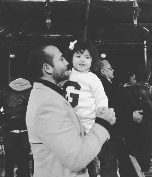 "Hace sus caras, es súper buena onda, así es. Gracias a Dios se parece a la mamá, no al papá. Pero, muy bien, pues ya sabes, (estoy) muy contento en esta faceta de mi vida como papá", agregó sobre su pequeña hija, en ese entonces.
