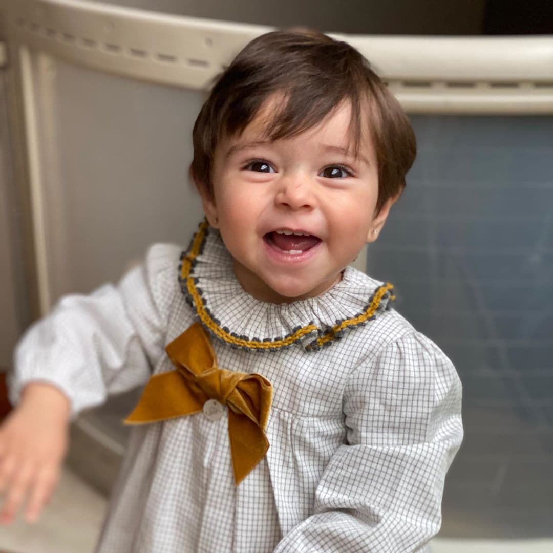 Minutos más tarde, Jacqueline Bracamontes comparto fotografías de Emilia, quien utilizaba un vestido muy similar al de Paula.