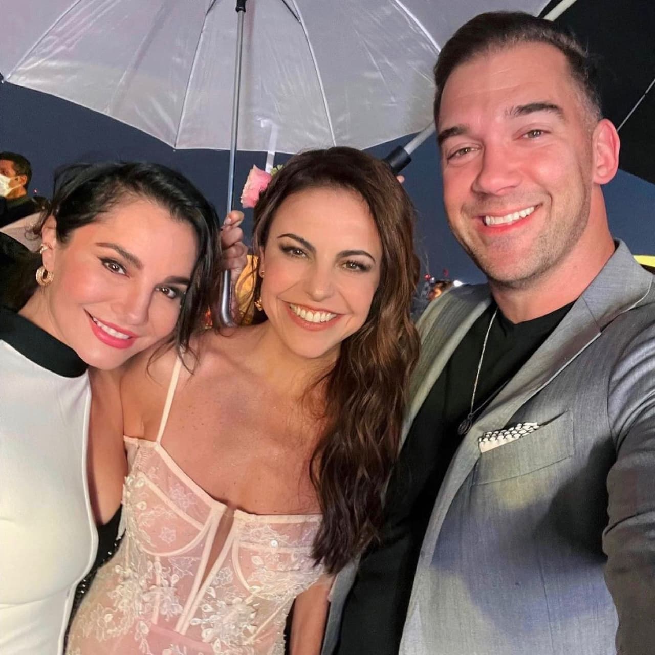 Martha Higareda y su novio Lewis Howes.