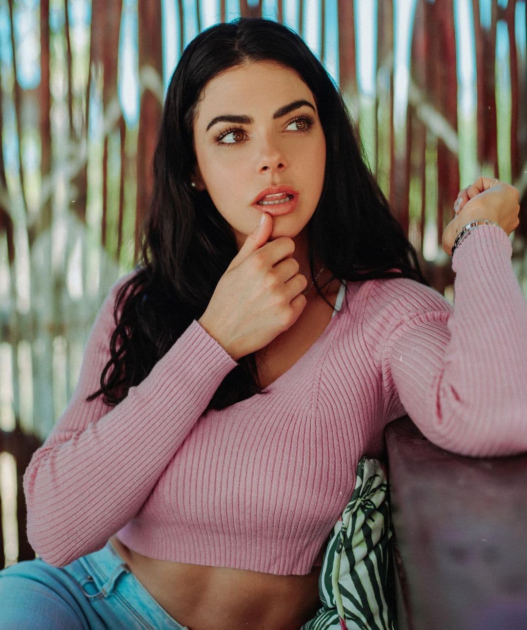 Livia Brito y su crop de manga larga, ¿buena elección para la playa?