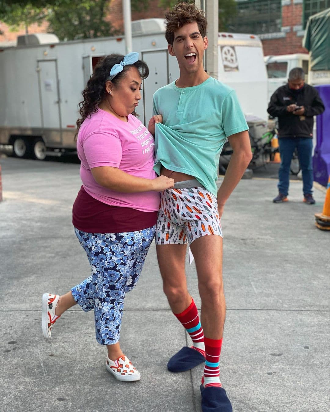 Mauricio Garza compartió esta imagen en su Instagram, donde antes de las escenas, Michelle Rodríguez le está viendo "su tesorón".
