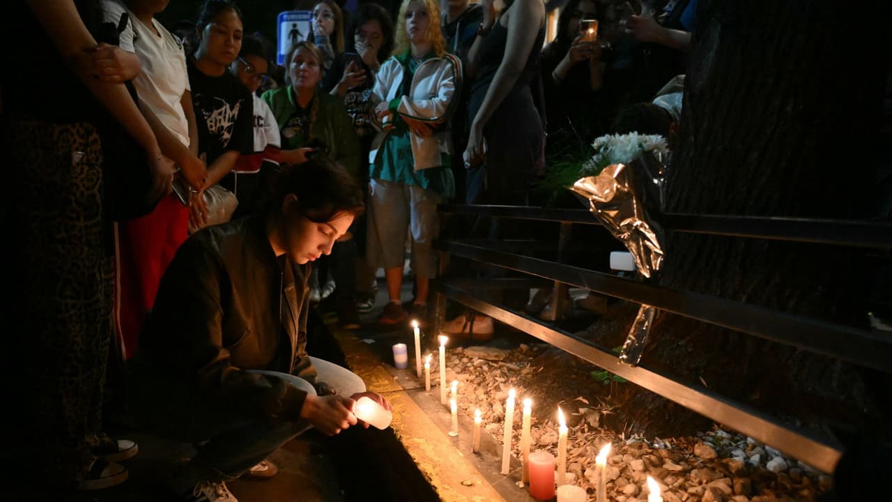 Fans de Liam Payne se reunieron afuera del hotel donde falleció en Buenos Aires, Argentina