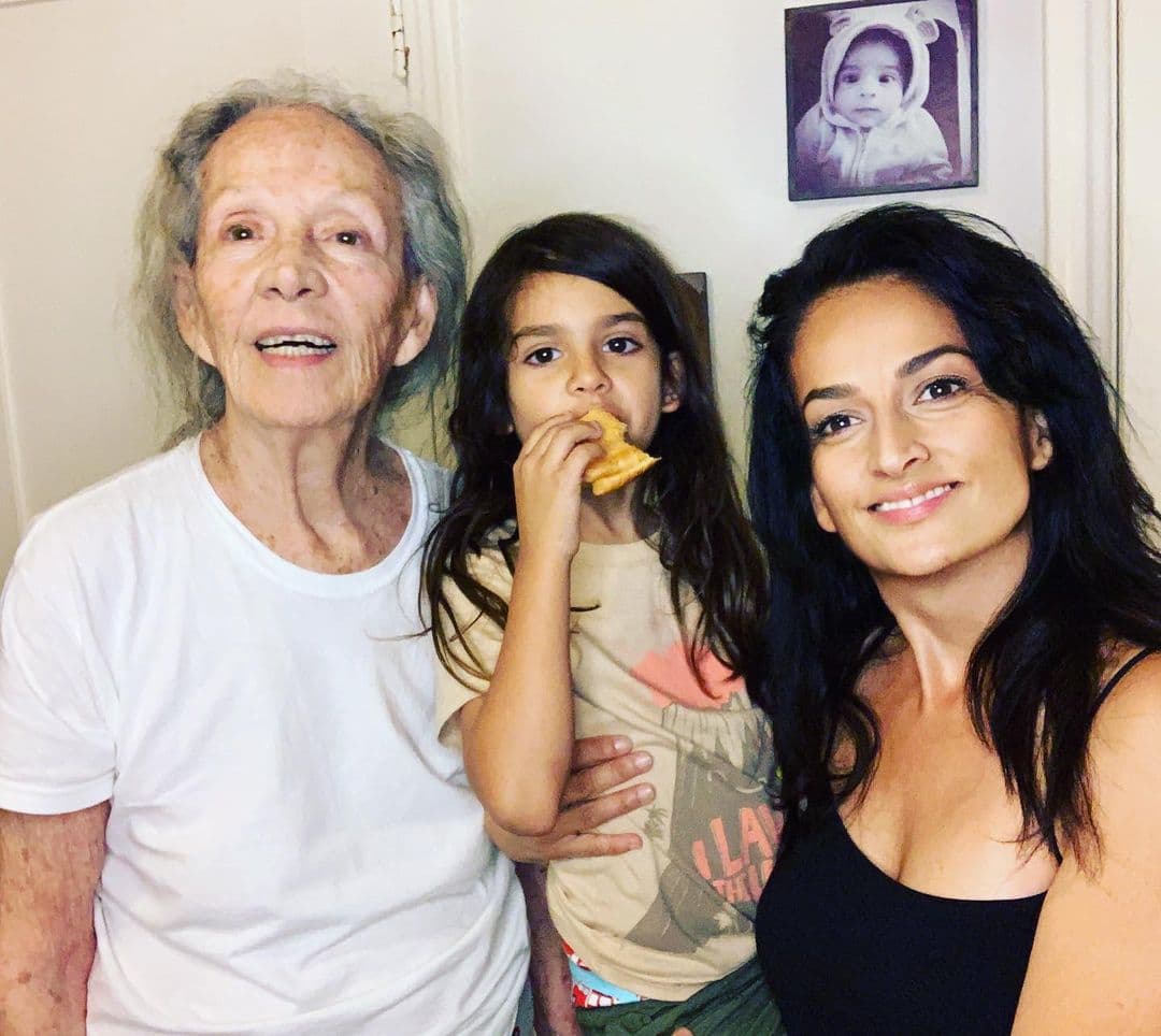 En algunas fotografías se observa a la fallecida actriz disfrutando de comidas y tardes de juegos junto a su nieto.