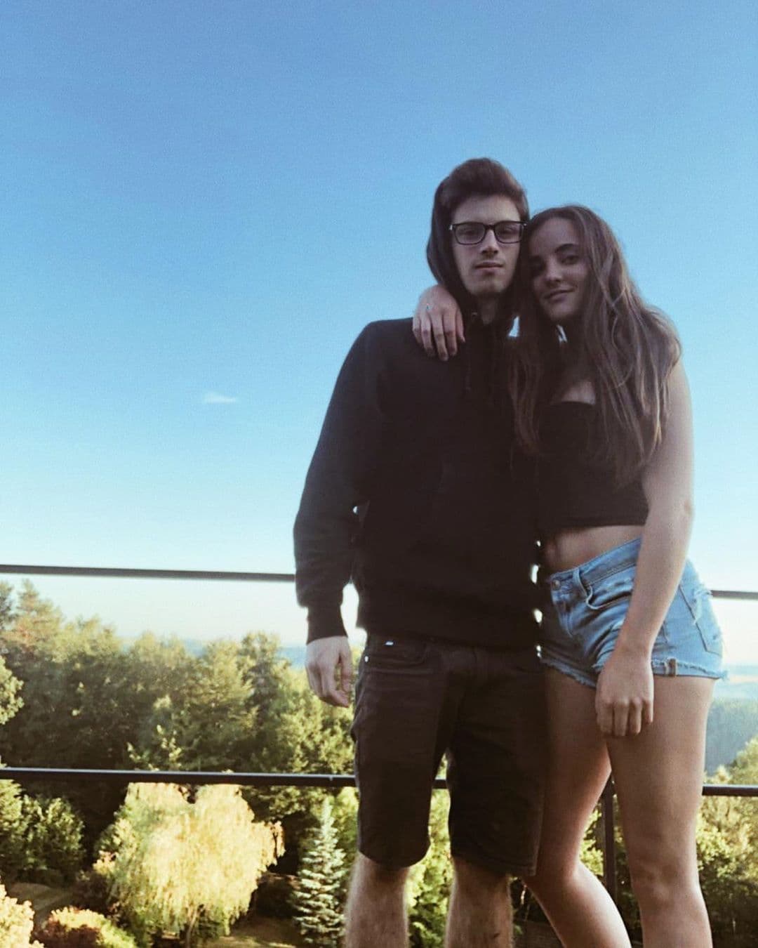 En sus publicaciones, María también deja claro la estrecha relación que tiene con su primo Nicolás, hijo de Ludwika Paleta y Plutarco Haza.