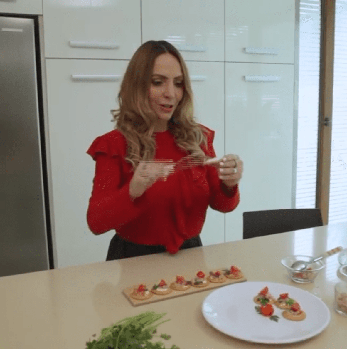 “Me he cuidado mucho. He dejado casi todos los carbohidratos, como muy pocos carbohidratos para volver a pegarme. Tomo mucha agua, muchas verduras y (como) ensaladas sí o sí todos los días. Las cosas que todos sabemos. No tomo nada de refresco y así”, explicó en sus historias de Instagram el 16 de enero.
