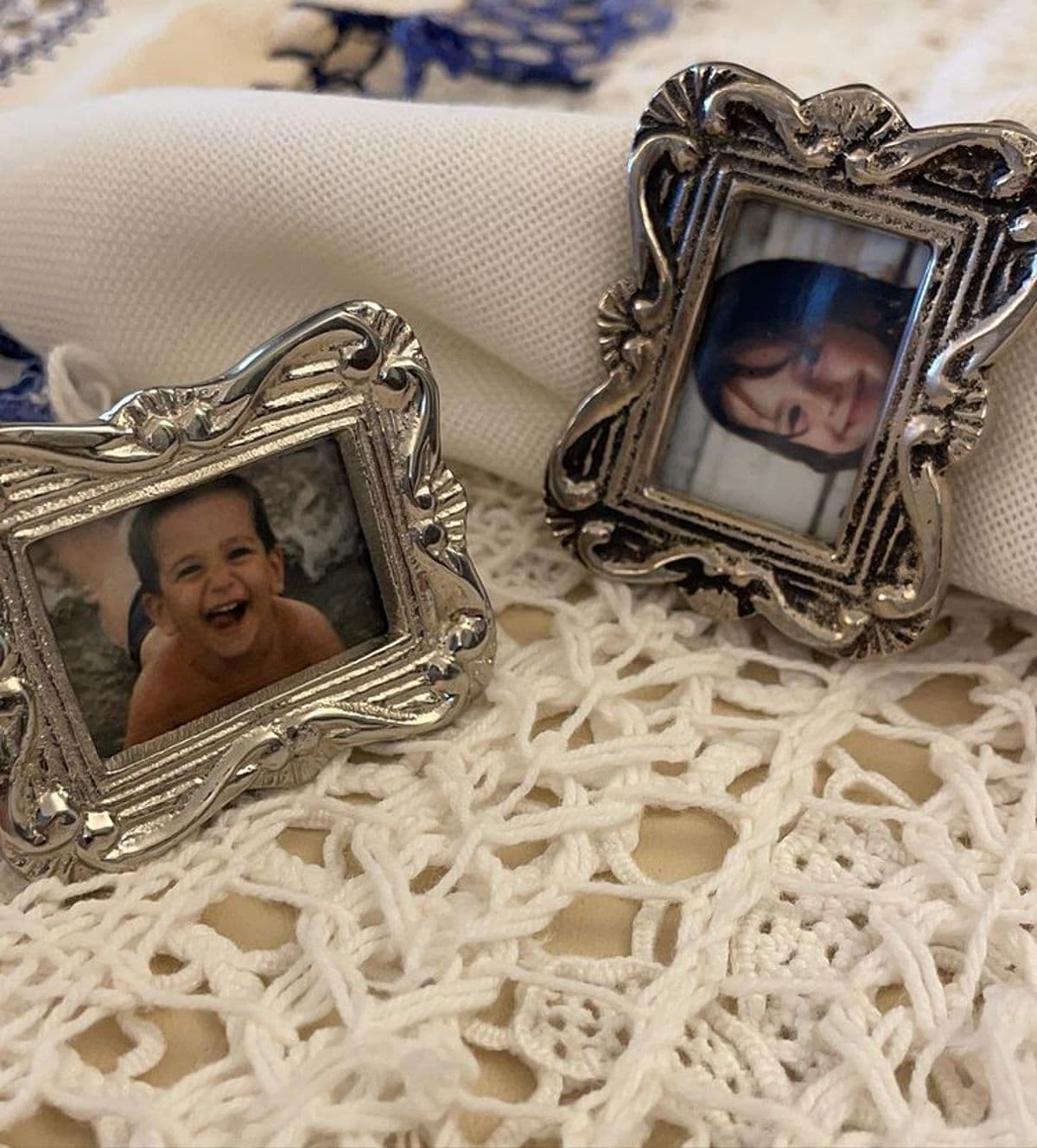 Como muestra de amor, los famosos llevan en un relicario fotos de su infancia.