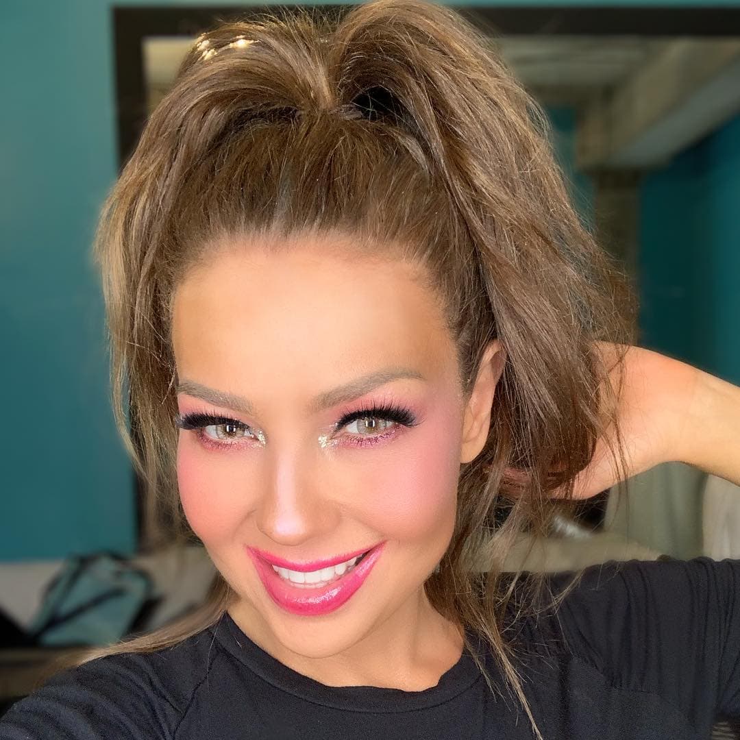 Thalía en la portada de la revista Hola USA