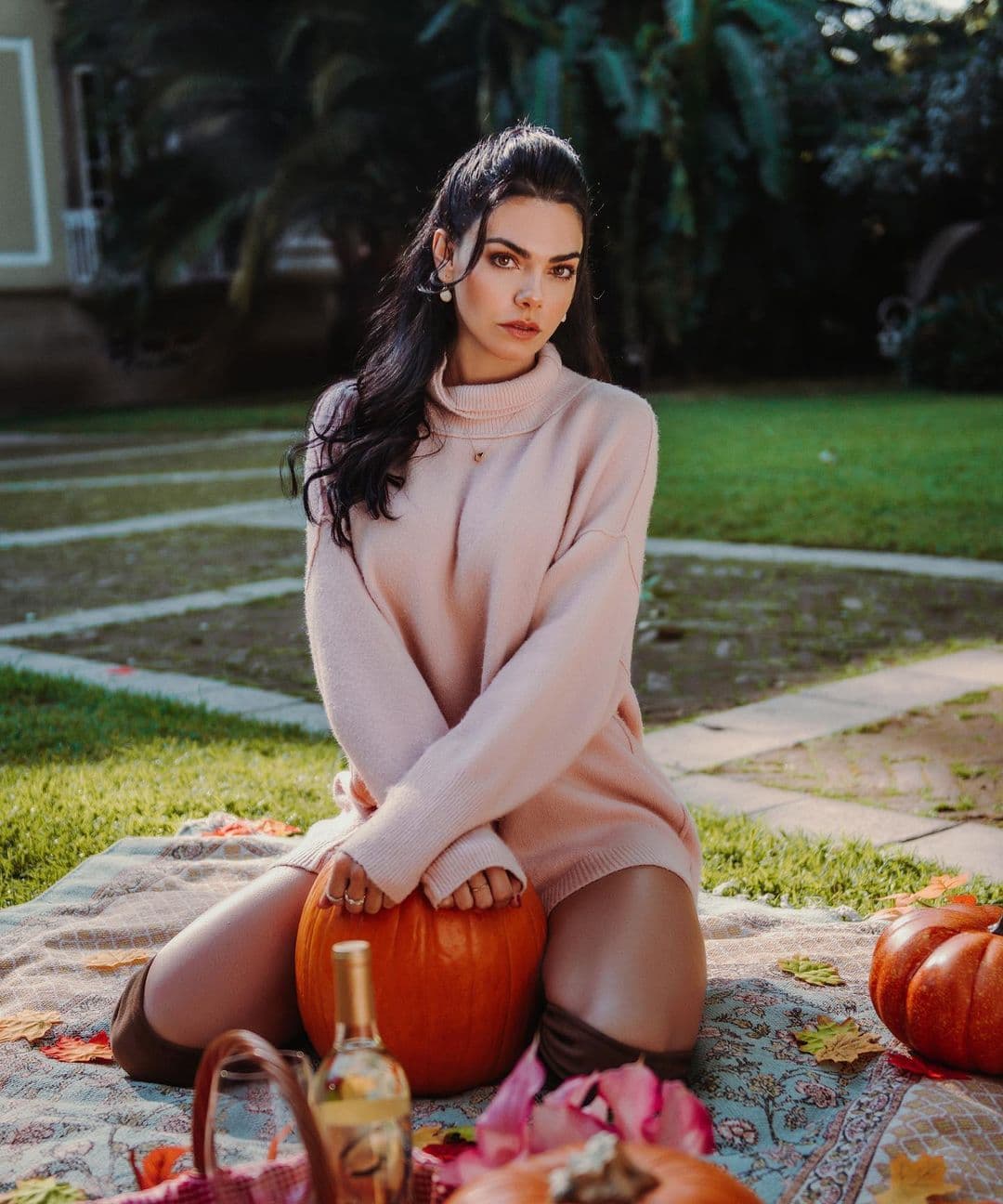 Súper ad hoc a la temporada, Livia Brito subió a sus redes esta imagen con un estilo que funge como una mezcla entre casual y sexy. Si tienes alguna comida o simplemente quieres ir a pasear a algún lado este fin de semana, este outfit es para ti. Lo único que necesitas es un vestido/suéter y unas botas arriba de la rodilla y verás como no sólo te verás increíble y súper alineada con la temporada, sino que, como Livia, ¡serás imán de todas las miradas!