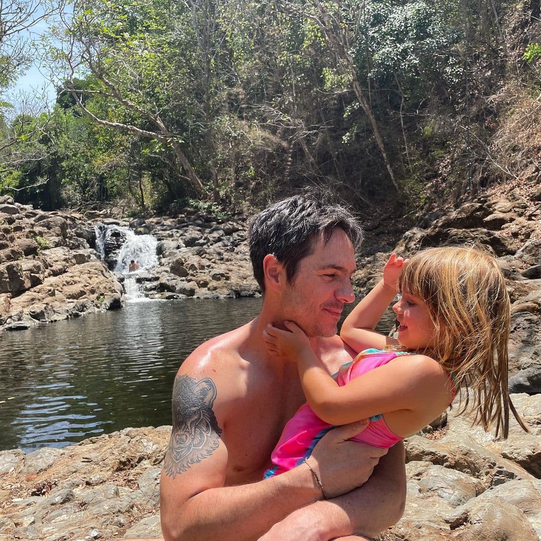 Llegamos a junio, mes en el que se conmemora el Día del Padre y en el que, por tanto, podemos rememorar a los famosos que además de ser todos unos galanes de televisión y/o cine, son unos papás súper cariñosos. Aquí te dejamos a 10 papás actores que, consideramos, ¡siguen robando suspiros!