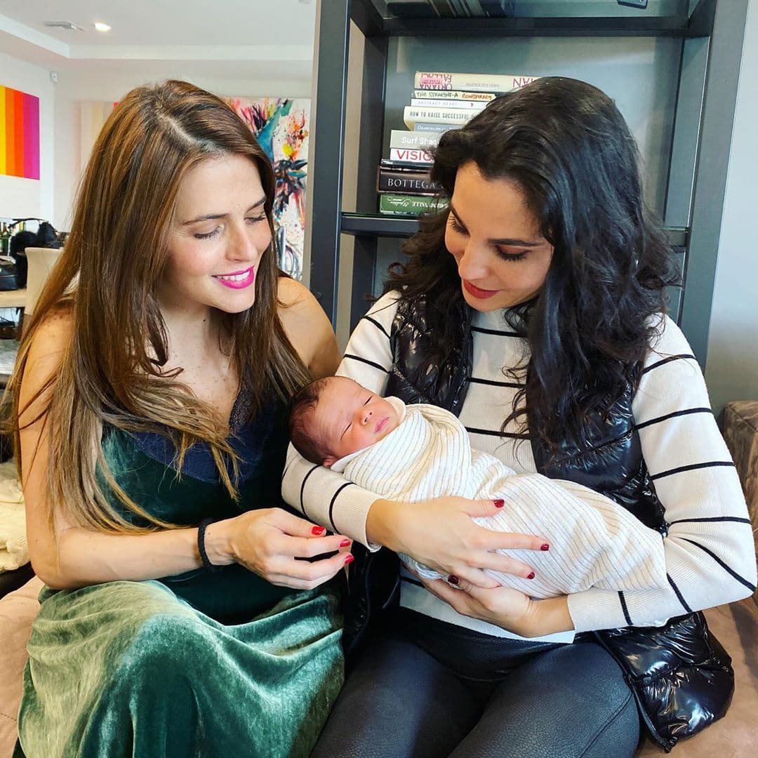 Martha Higareda conoce a Kira, la hija de Claudia Álvarez y Billy Rovzar.