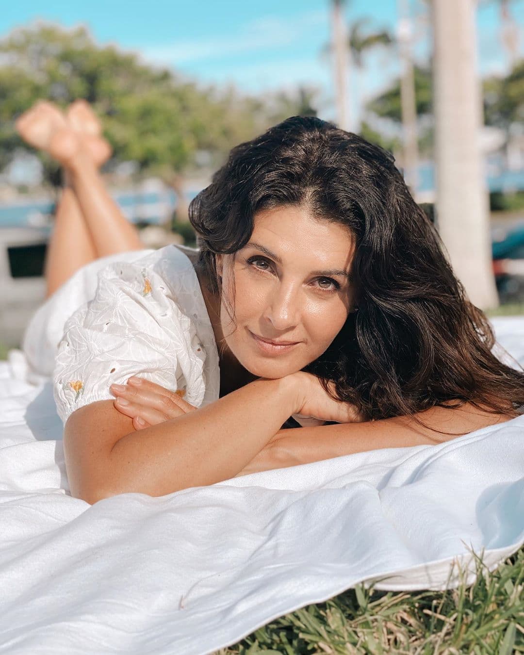 Mayrín Villanueva presume su abdomen en sus vacaciones en la playa