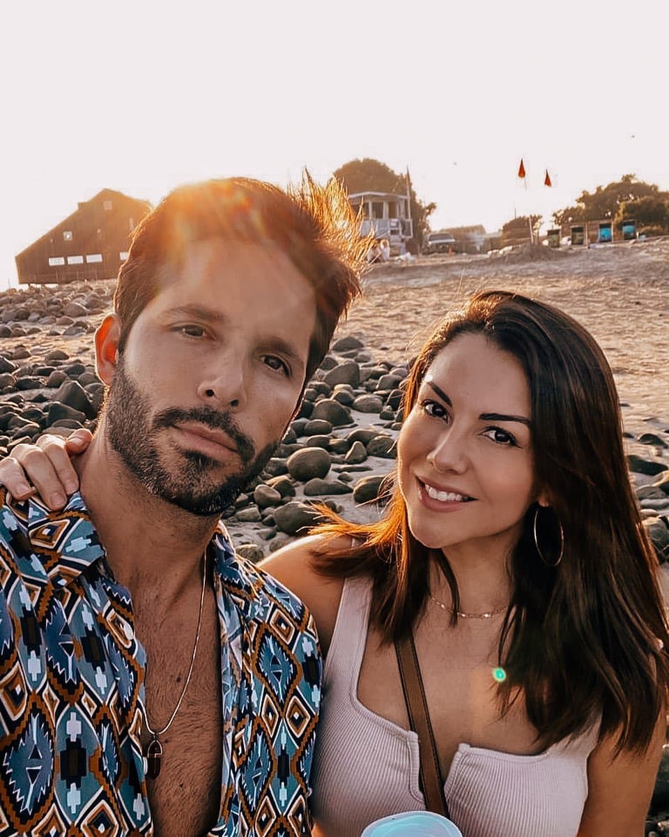 “Lucas hizo reservación en un lugar que nos encantaba y justo una hora antes de que pasara por mí, intenté cancelarle, pero no me dejó. Me acuerdo que me bañé, casi ni me arreglé (…) Él, cuando cumplimos un año de relación, me hizo una canción y en ese momento me dice ‘hay, te volví a grabar la canción’”, contó la actriz.