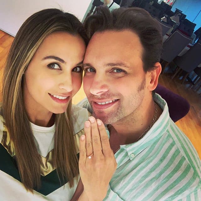 En el 2019, el argentino le pidió matrimonio, boda que fue pospuesta por la pandemia del covid-19, el cual también padecieron.