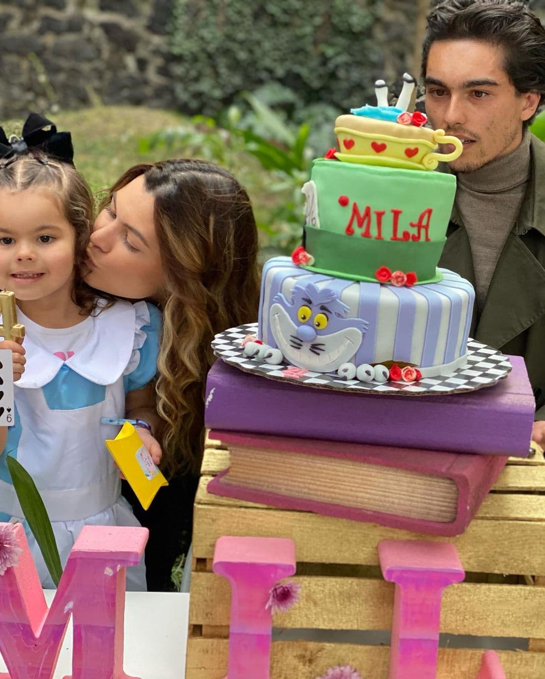 “Hace 4 años mi vida cambio por completo! Feliz cumpleaños MILA”, señaló la cantante como descripción de una de las imágenes, en las que mostró que posó junto a su ex sin ningún problema.
