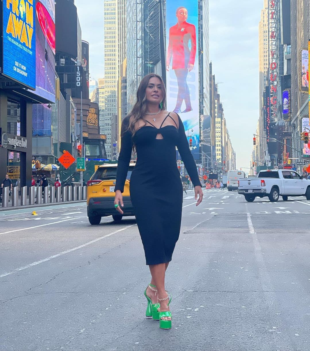 Galilea impacta con ajustado vestido y tacones fosfo en Nueva York