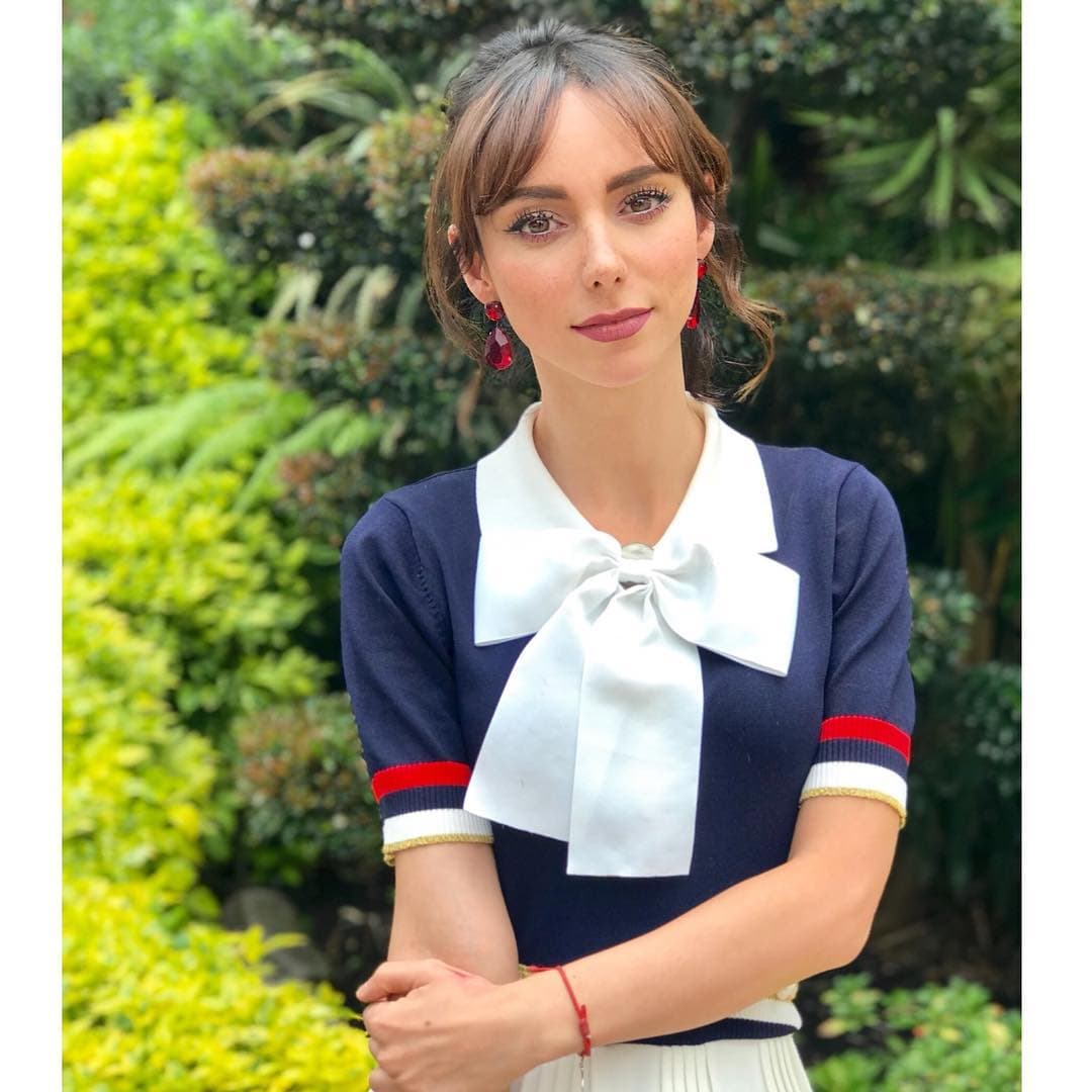 La presentadora de 32 años, luce igual de bien si lleva pantalón o falda.