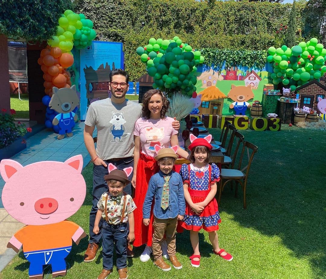 A través de su cuenta oficial de Instagram, la actriz compartió una serie de fotografías en las que mostró que organizó una fiesta en la que recrearon algunos escenarios del famoso cuento ‘Los 3 cochinitos’.