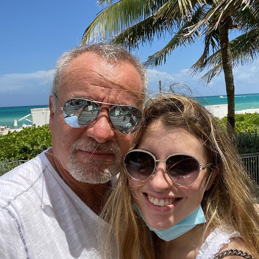 “Feliz cumpleaños mi Regina, ya son quince hermosos años de estar en tu vida te amo. Se feliz siempre, se feliz”, precisó el productor, provocando que su exesposa Angélica Rivera reaccionara con una serie de emojis en forma de corazón.