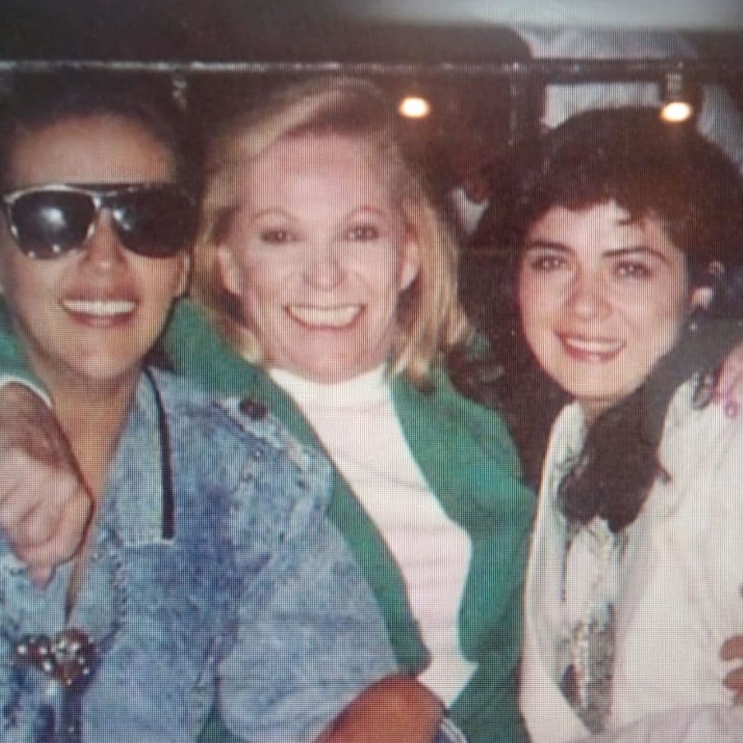 En julio pasado, compartió varias imágenes; en la primera recordó las grabaciones del melodrama ‘Simplemente María’, en la que encarnó a ‘María López’ en 1990. En el retrato aparece junto a las primeras actrices Beatriz Sheridan y Adriana Parra, desatando que los fans afirmaran que era igualita a su hijo.